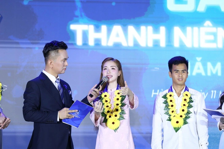 Hòa Minzy nhận giải thưởng Thanh niên sống đẹp - Ảnh 2.
