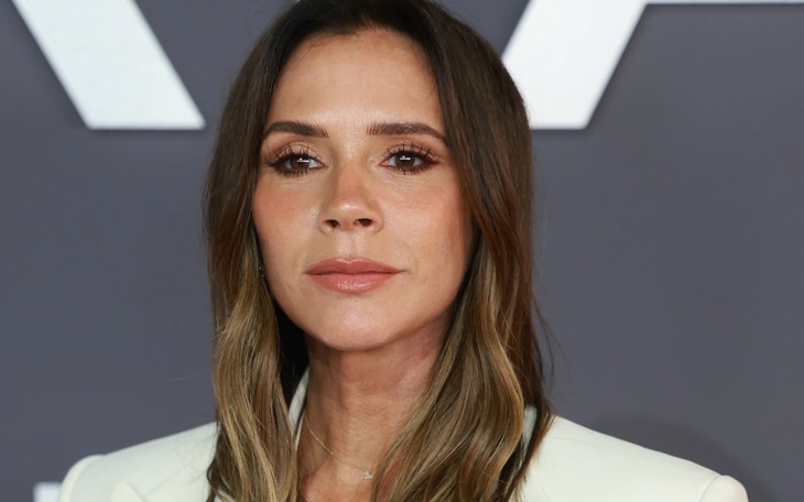Victoria Beckham thanh lịch và tinh tế với xu hướng màu sắc bất ngờ nhất mùa này  - Ảnh 5.