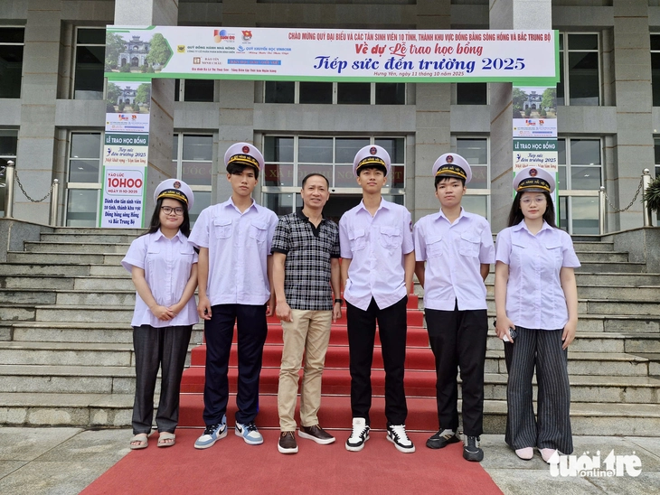 130 tân SV 10 tỉnh sông Hồng về Hưng Yên nhận học bổng: Lần đầu mình được tặng 15 triệu đồng - Ảnh 1. Tiếp sức đến trường - Ảnh 1.