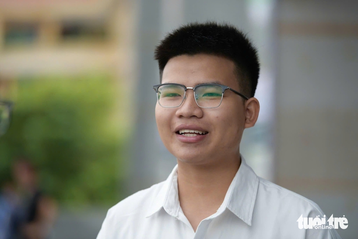 Bố mất, mẹ ung thư nặng, nam sinh đậu Đại học Kiến trúc mừng tủi trong ngày nhận học bổng - Ảnh 4. Tiếp sức đến trường - Ảnh 7.