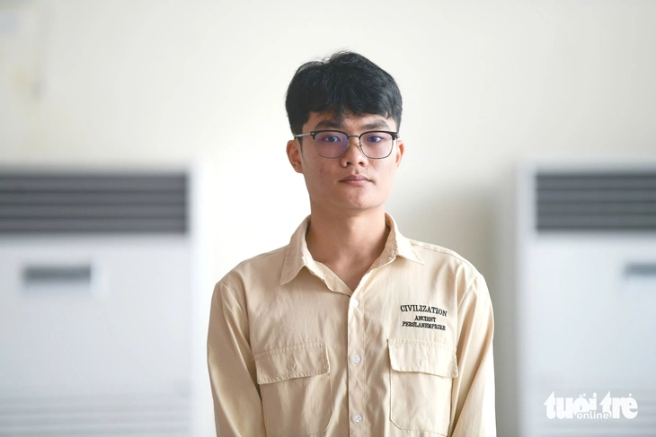 Bố mất, mẹ ung thư nặng, nam sinh đậu Đại học Kiến trúc mừng tủi trong ngày nhận học bổng - Ảnh 3. Tiếp sức đến trường - Ảnh 8.