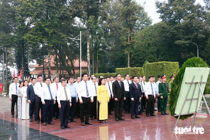 dâng hương - Ảnh 1.