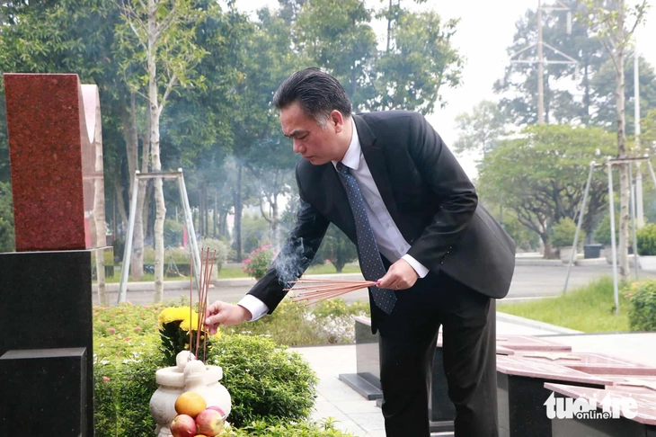 Đoàn đại biểu TP.HCM dâng hương nghĩa trang liệt sĩ, Bảo tàng Hồ Chí Minh trước thềm Đại hội Đảng - Ảnh 3.