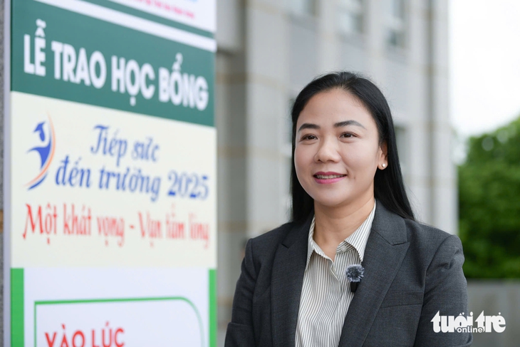 Bố qua đời ngay trước mắt, nam sinh làm công nhân hai năm nay đậu ĐH Thương mại, được tiếp sức - Ảnh 6. Tiếp sức đến trường - Ảnh 10.