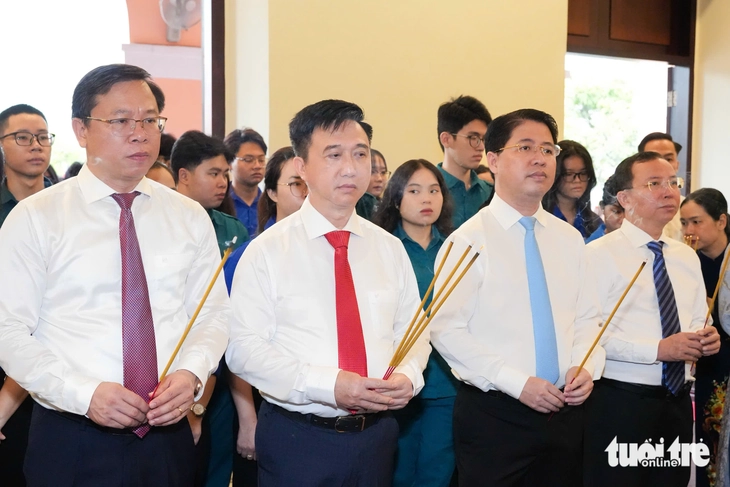 Đoàn đại biểu TP.HCM dâng hương nghĩa trang liệt sĩ, Bảo tàng Hồ Chí Minh trước thềm Đại hội Đảng - Ảnh 6.