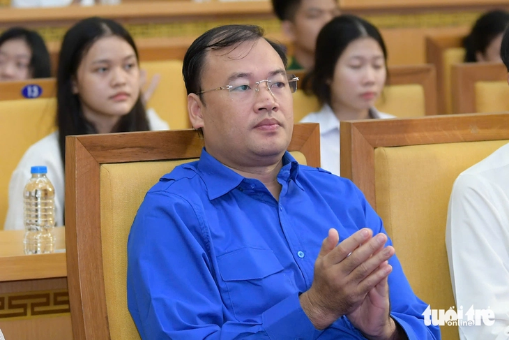 Bố qua đời ngay trước mắt, nam sinh làm công nhân hai năm nay đậu ĐH Thương mại, được tiếp sức - Ảnh 4. Tiếp sức đến trường - Ảnh 7.