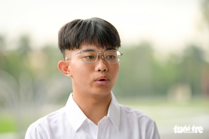 Tạm biệt tuổi thơ mồ côi, chào mái ấm, nam sinh đậu ngành bán dẫn, được tiếp sức đến giảng đường - Ảnh 4.