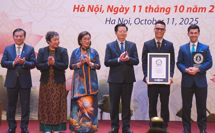 Tranh sơn mài ‘Bác Hồ đọc Tuyên ngôn Độc lập’ của họa sĩ 9x Chu Nhật Quang nhận kỷ lục thế giới - Ảnh 1. Tranh sơn mài ‘Bác Hồ đọc Tuyên ngôn Độc lập’ của Chu Nhật Quang nhận kỷ lục thế giới - Ảnh 1.