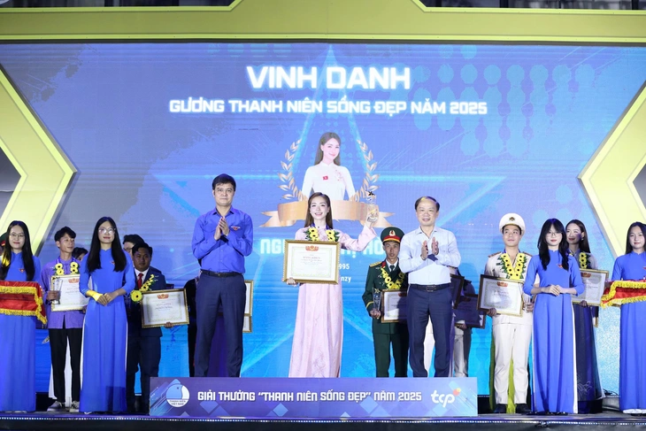 Hòa Minzy nhận giải thưởng Thanh niên sống đẹp - Ảnh 4.