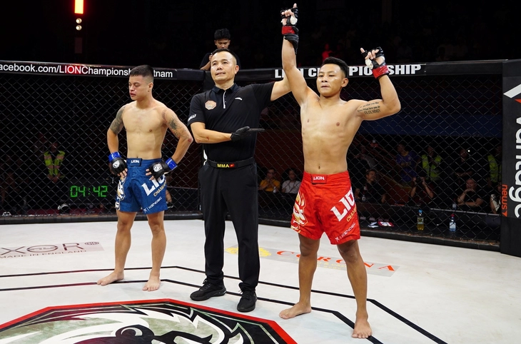 Võ sĩ Việt bị knock-out sau 18 giây ở Lion Championship 27 - Ảnh 1.