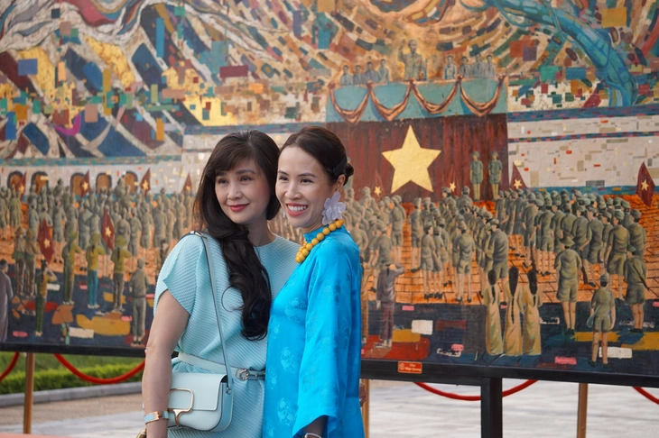 Tranh sơn mài ‘Bác Hồ đọc Tuyên ngôn Độc lập’ của họa sĩ 9x Chu Nhật Quang nhận kỷ lục thế giới - Ảnh 2. Tranh sơn mài ‘Bác Hồ đọc Tuyên ngôn Độc lập’ của Chu Nhật Quang nhận kỷ lục thế giới - Ảnh 2.