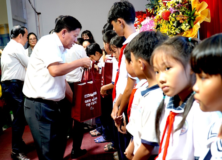 Có xe đạp mới, 200 học sinh Đồng Tháp đến trường bớt cực hơn - Ảnh 6.