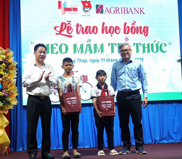 Có xe đạp mới, 200 học sinh Đồng Tháp đến trường bớt cực hơn - Ảnh 3.