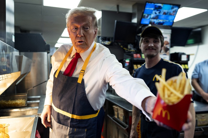 Bác sĩ nhận xét ông Trump: 'Cơ thể 79 nhưng trái tim chỉ 65 tuổi' - Ảnh 1. Bác sĩ nhận xét ông Trump: 'Cơ thể 79 nhưng trái tim chỉ 65 tuổi' - Ảnh 1.