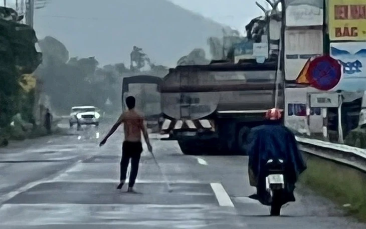 Nam thanh niên nói về giây phút bất chấp nguy hiểm cầm bình cứu hỏa lao vào cứu người - Ảnh 3.