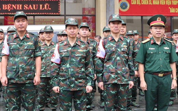 Quân y đến từng nhà, từng lớp học phun khử khuẩn, khám bệnh cho người dân vùng lũ - Ảnh 5.