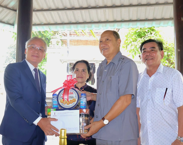 Tổng Lãnh sự quán Lào tại TP.HCM thăm và tặng quà gia đình Mẹ Việt Nam anh hùng ở Củ Chi - Ảnh 3.