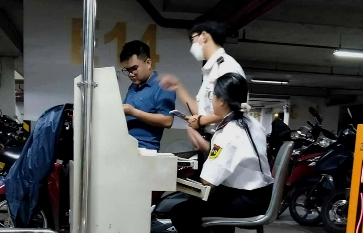 Gia đình tan vỡ, nữ sinh Quảng Trị 'lăn lộn' vào TP.HCM làm bảo vệ chung cư kiếm tiền nhập học - Ảnh 2.