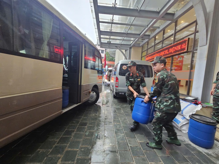Tổng cục Hậu cần - Kỹ thuật xuất quân hỗ trợ người dân vùng lũ - Ảnh 4.