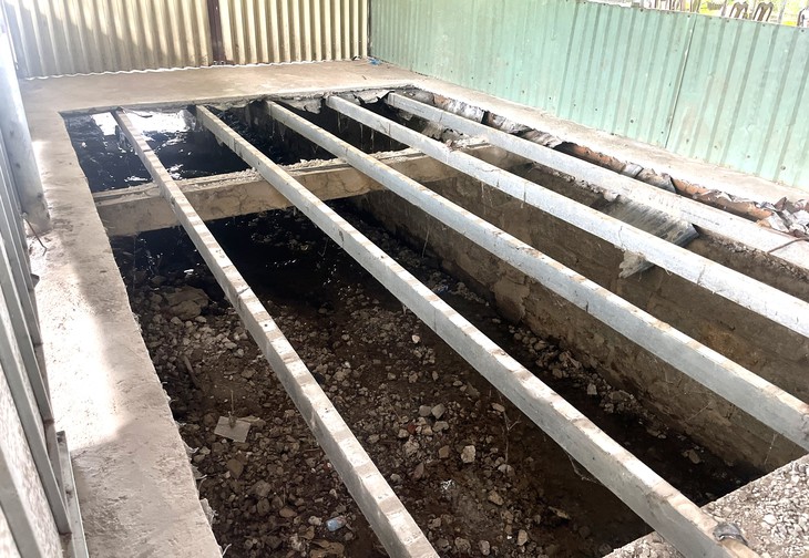 Lấp tấm bê tông lên đường thoát nước để xây nhà tiền chế: Phường mời làm việc, chủ hộ không đến- Ảnh 1. Lấp tấm bê tông lên đường thoát nước để xây nhà tiền chế: Phường mời làm việc, chủ hộ không đến- Ảnh 1.