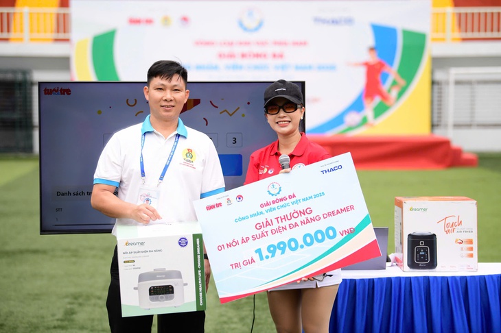 Mưa quà tại Giải bóng đá công nhân, viên chức Việt Nam 2025 - Ảnh 2.