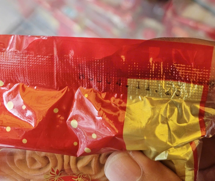Bánh trung thu đại hạ giá, người tiêu dùng cần lưu ý để tránh hàng kém chất lượng - Ảnh 3.