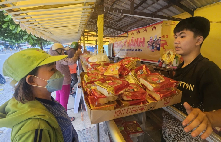 Bánh trung thu đại hạ giá, người tiêu dùng cần lưu ý để tránh hàng kém chất lượng - Ảnh 1.