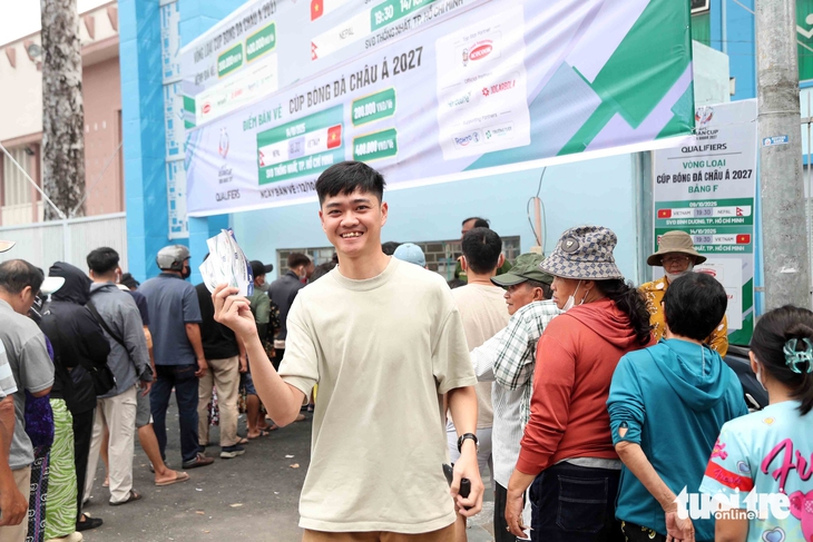 Sân Thống Nhất nhộn nhịp người mua vé xem trận Nepal đấu tuyển Việt Nam - Ảnh 2.