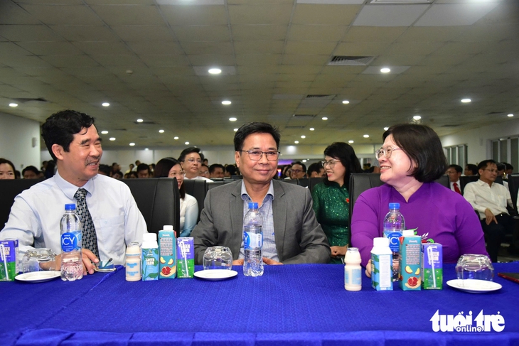 Đoàn đại biểu TP.HCM thăm 'siêu nhà máy' sữa lớn nhất Việt Nam - Ảnh 4.