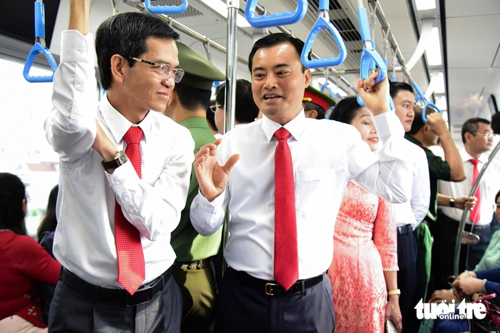 Đoàn đại biểu TP.HCM thăm 'siêu nhà máy' sữa lớn nhất Việt Nam - Ảnh 6.