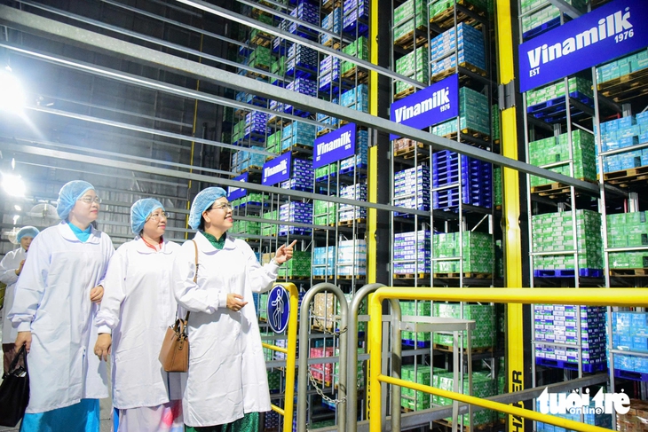 Đoàn đại biểu TP.HCM thăm 'siêu nhà máy' sữa lớn nhất Việt Nam - Ảnh 8.