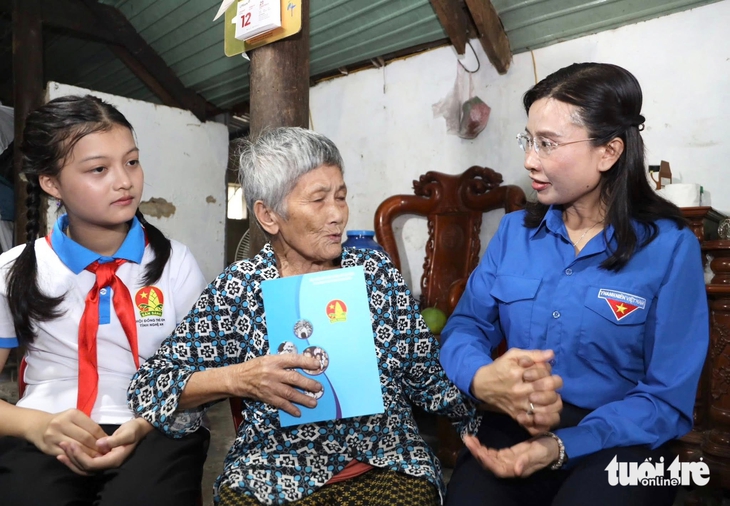 Trung ương Đoàn hỗ trợ hơn 2,1 tỉ đồng người dân thiệt hại bão Bualoi - Ảnh 4.