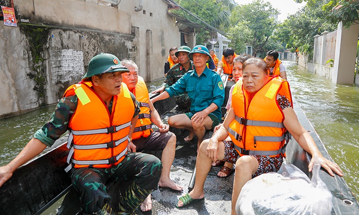 Sông Thương vẫn trên báo động 3, người dân xuyên đêm chạy lũ - Ảnh 5. sông Thương - Ảnh 4.