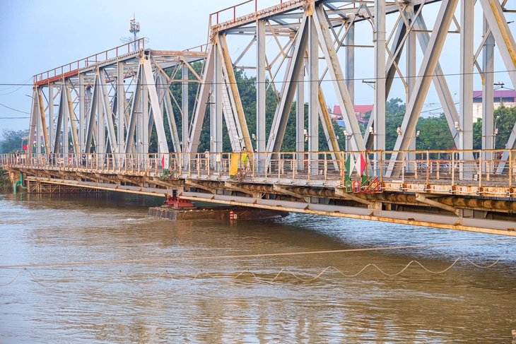 Sông Thương vẫn trên báo động 3, người dân xuyên đêm chạy lũ - Ảnh 6. sông Thương - Ảnh 5.