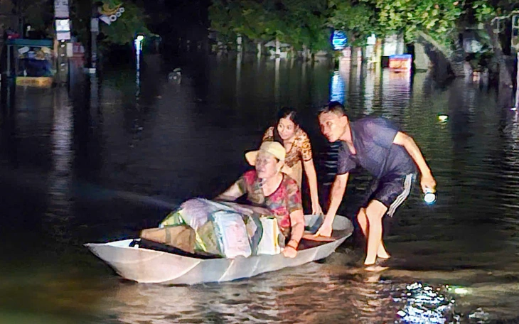 Quân y đến từng nhà, từng lớp học phun khử khuẩn, khám bệnh cho người dân vùng lũ - Ảnh 3.
