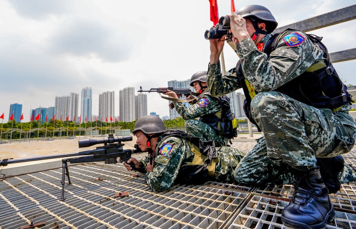 Máy bay, xe bọc thép trong Cuộc giải cứu con tin ở Chiến sĩ quả cảm - Ảnh 3. chiến sĩ quả cảm - Ảnh 3.