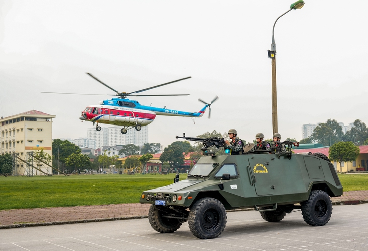 Máy bay, xe bọc thép trong Cuộc giải cứu con tin ở Chiến sĩ quả cảm - Ảnh 2. chiến sĩ quả cảm - Ảnh 2.