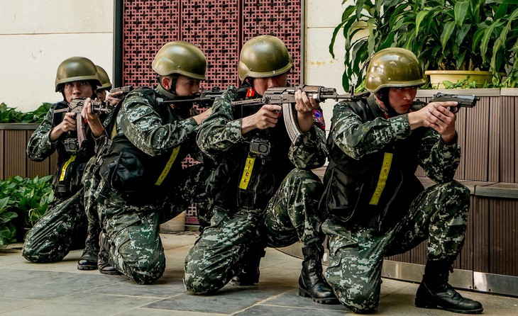 Máy bay, xe bọc thép trong Cuộc giải cứu con tin ở Chiến sĩ quả cảm - Ảnh 1. chiến sĩ quả cảm - Ảnh 1.