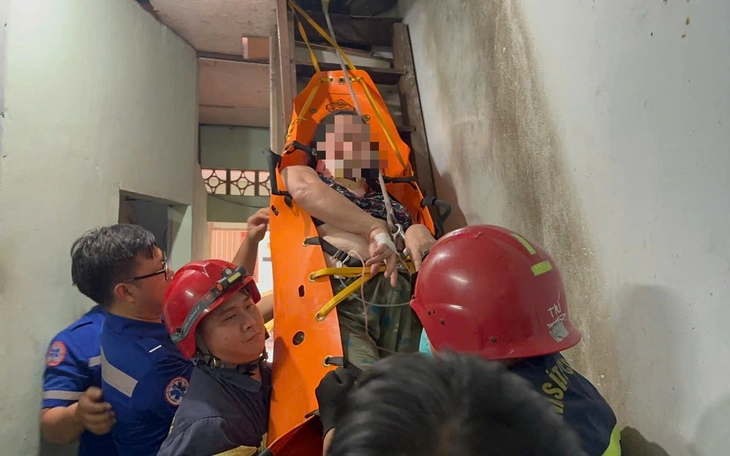 cảnh sát dùng cán chuyên dụng đưa bệnh nhân mắc kẹt ở lầu 2 xuống đất, chuyển cấp c - Ảnh 4.