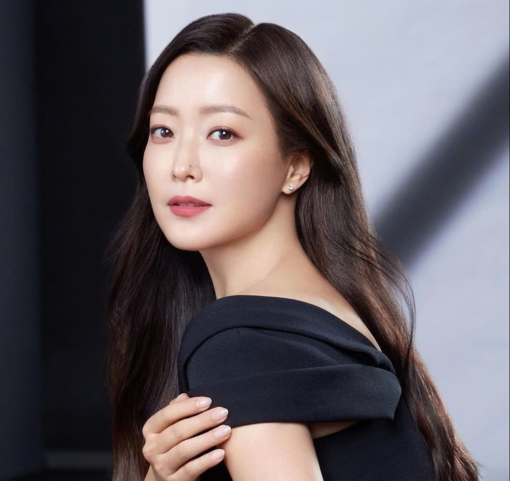 Kim Hee Sun tái xuất đóng phim sau nỗi đau mất mẹ, fan xót xa vì vóc dáng gầy gò - Ảnh 1.