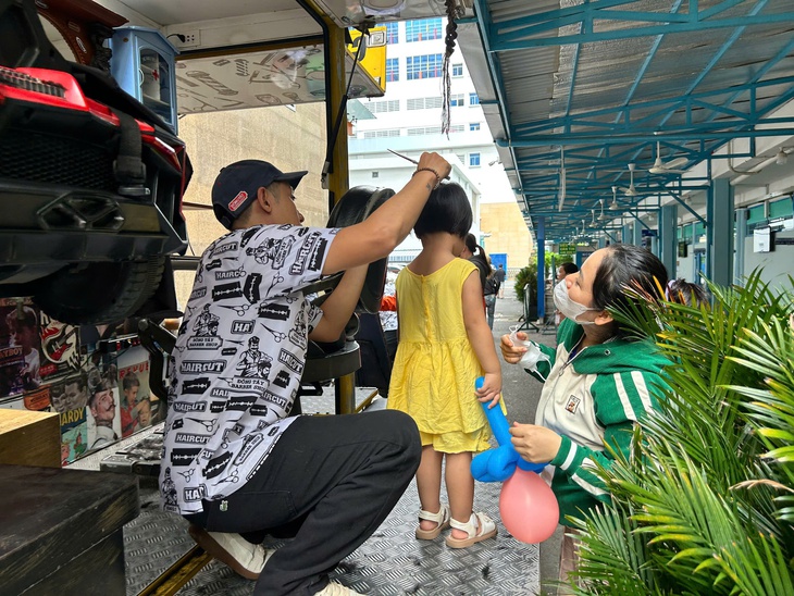 Dành ngày cuối tuần đến bệnh viện nhi đồng cắt tóc miễn phí - Ảnh 2.