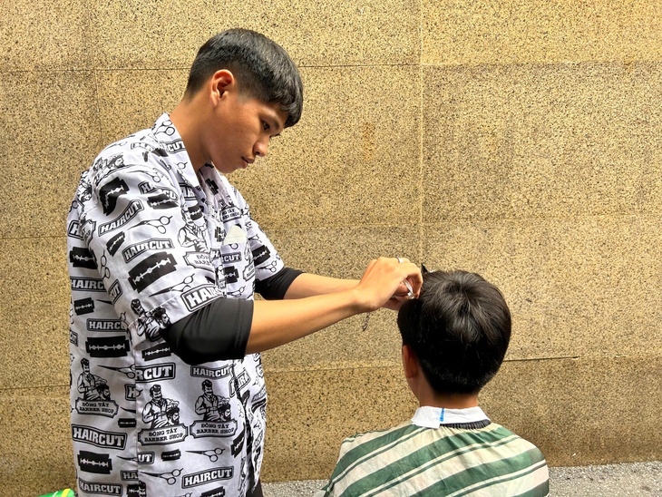 Những chàng trai đến bệnh viện nhi đồng cắt tóc miễn phí - Ảnh 3.