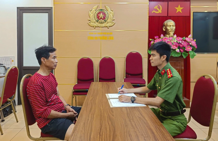 Bắt người đàn ông hai lần đốt rác trên sân thượng, gây cháy lan sang nhà hàng xóm - Ảnh 1.
