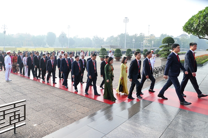 Đoàn đại biểu dự Đại hội Đảng bộ Chính phủ vào lăng viếng Chủ tịch Hồ Chí Minh - Ảnh 2.