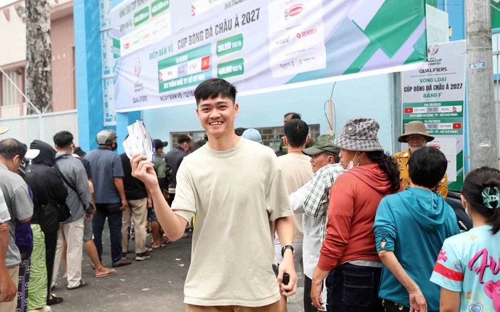 Hoàng Đức trở lại sân tập, HLV Kim Sang Sik thở phào - Ảnh 2.