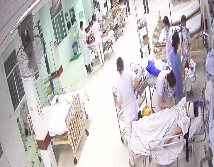 Xe 7 chỗ va chạm xe đầu kéo, 3 cháu nhỏ và 4 người lớn bị thương - Ảnh 2.