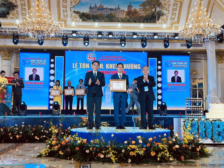 Saigon Co.op lập 'cú hat-trick' giải thưởng doanh nghiệp - doanh nhân - sản phẩm tiêu biểu- Ảnh 2. Saigon Co.op lập 'cú hat-trick' giải thưởng doanh nghiệp - doanh nhân - sản phẩm tiêu biểu- Ảnh 2.