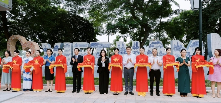 Hà Nội khánh thành công trình tôn vinh tình kết nghĩa Hà Nội - Huế - TP.HCM - Ảnh 1.