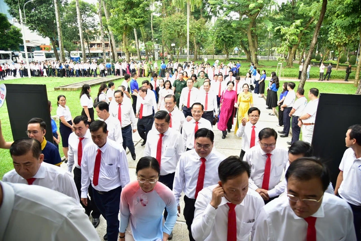 Bí thư Trần Lưu Quang cùng đoàn đại biểu TP.HCM tham quan metro số 1 trước thềm đại hội Đảng - Ảnh 2.
