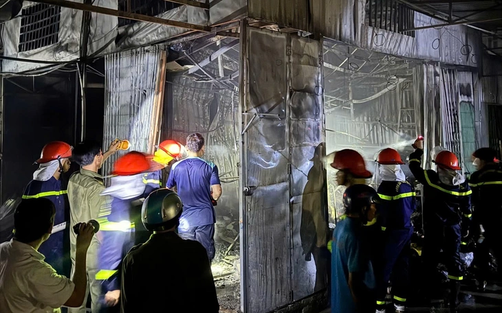 Cháy chợ tại Gia Lai lúc giữa đêm, 86 ki ốt hàng hóa bị thiêu rụi - Ảnh 2.